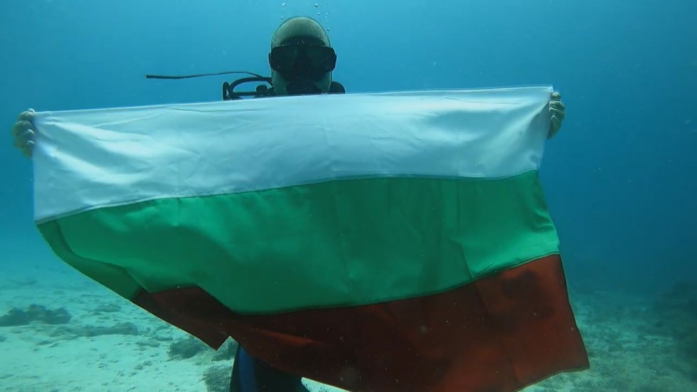 Българи разпънаха трибагреника на дъното на Индийския океан (ВИДЕО)