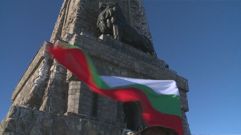 Хиляди почетоха паметта на героите на свободата на връх Шипка