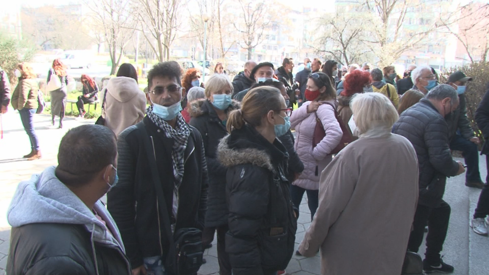 Опашки и дълго чакане за ваксинация на изборната администрация в Пловдив