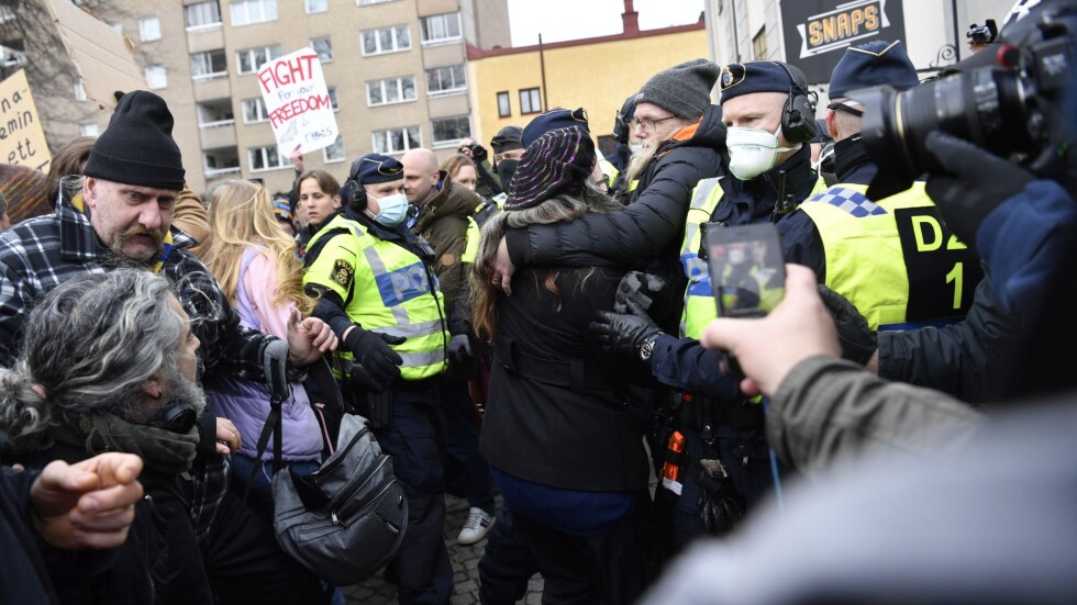 Шведската полиция разпръсна демонстрация срещу ограниченията заради COVID-19 