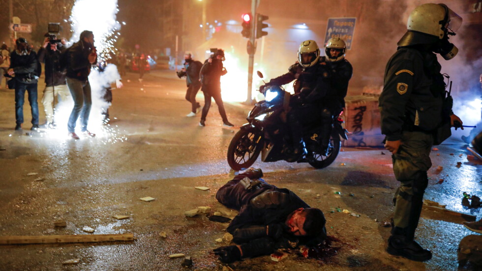 Ранен полицай при сблъсъци на протест в Атина (СНИМКИ)