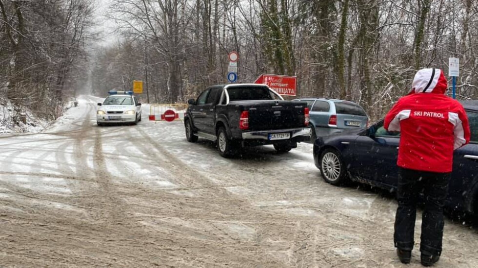 Заради силен снеговалеж: Временно затвориха пътя между Драгалевци и Алеко на Витоша