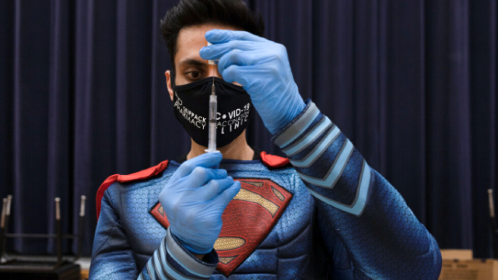 Фармацевт Супермен ваксинира хиляди свои съграждани в САЩ (СНИМКИ)