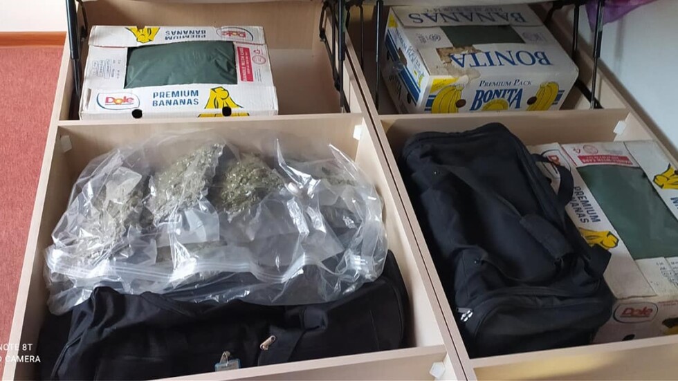 Под леглото: Намериха 21 кг наркотици при спецакция във Велико Търново
