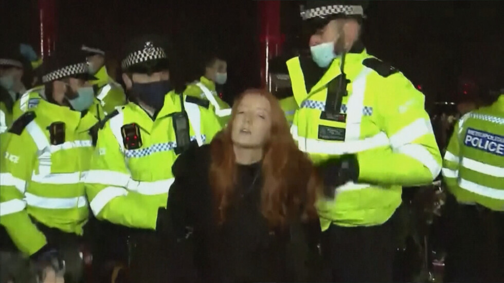 Скандал в Лондон след арести на бдение