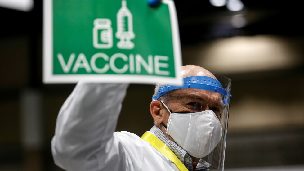 С милиони ваксини на склад: Трябва ли САЩ да споделят част от дозите си с други държави