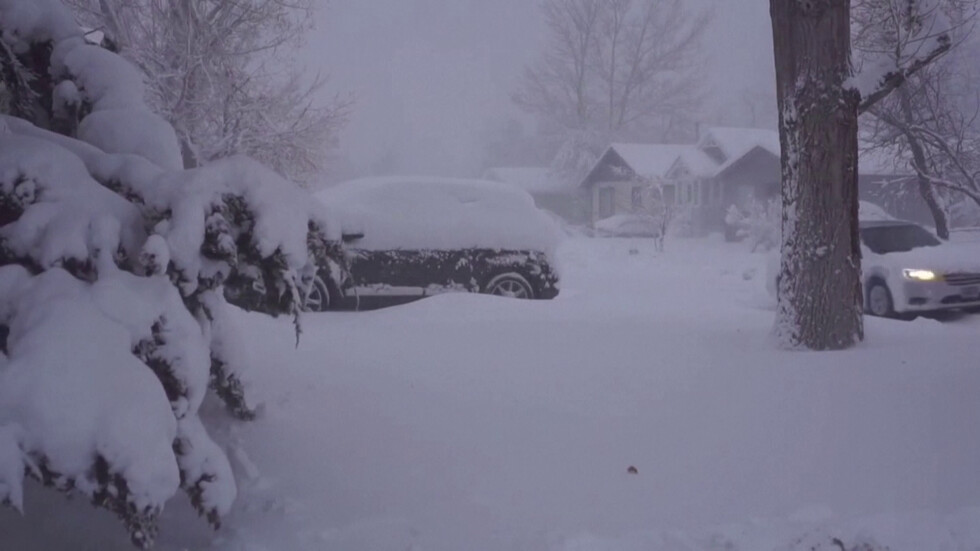 Заради снежна буря в САЩ: Стотици полети са отменени, над 30 000 къщи са без ток