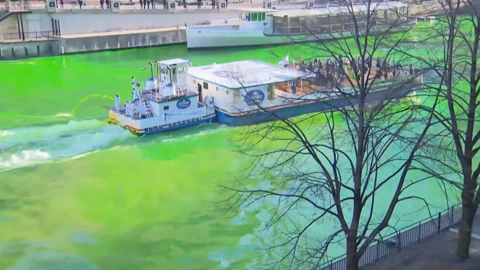 Оцветиха река в Чикаго в зелено за Деня на св. Патрик (ВИДЕО)