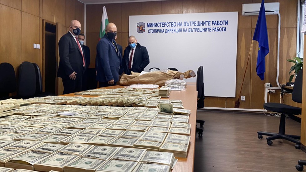 Разкриха производство на големи суми фалшиви пари в София