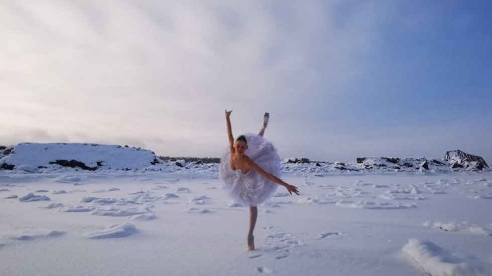 В знак на протест: Балерина танцува върху замръзнал залив в Русия (СНИМКИ)