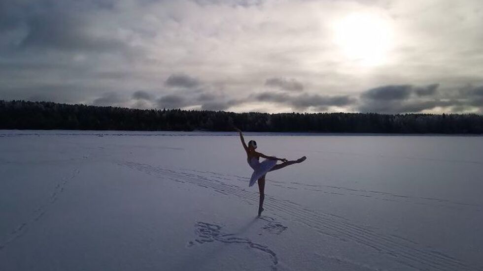 Руска балерина танцува "Лебедово езеро" върху замръзнал залив в знак на протест (СНИМКИ + ВИДЕО)