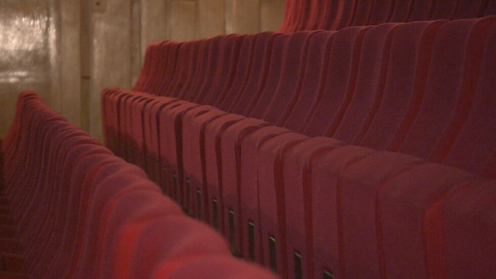 След срещата при Минеков: Няма да затварят театри  