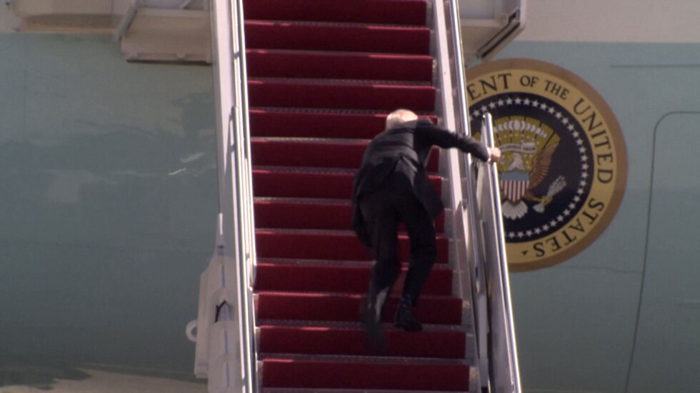 Джо Байдън залитна, докато се качваше в президентския самолет