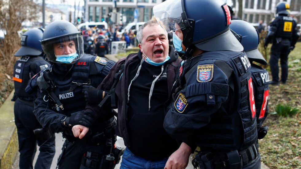 Сблъсъци между протестиращи и полиция на протест в Германия (СНИМКИ)