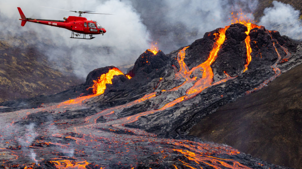 Вулканът в Исландия продължава да бълва лава (ВИДЕО)