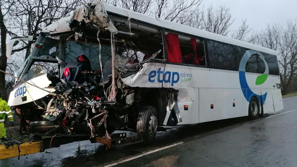 Трима загинали при катастрофа между тир и автобус по пътя София - Варна