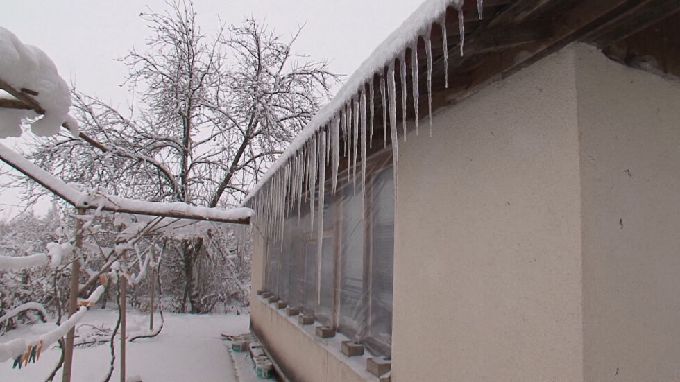 Десетки домакинства в Западна България останаха без ток