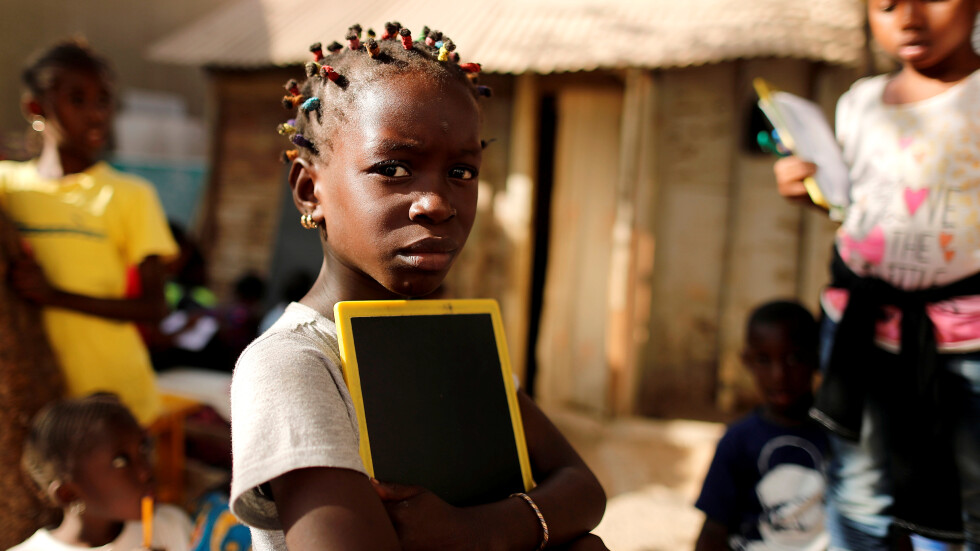 ООН: Пандемията може да попречи на 12 млн. деца по света да се научат да четат