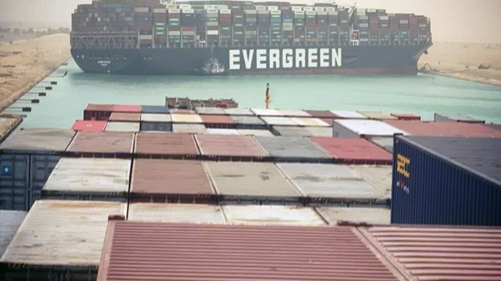 Голям контейнеровоз заседна и блокира Суецкия канал