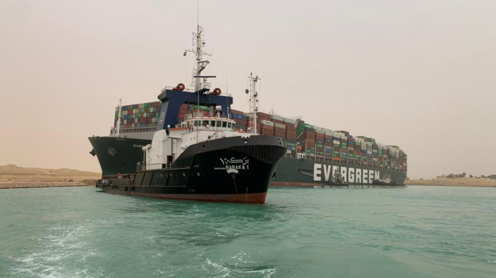 Освобождаването на кораба, блокирал Суецкия канал, може да продължи със седмици 
