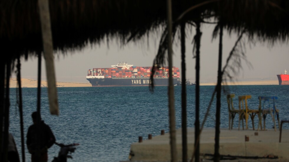 Суецкият канал все още е блокиран заради заседналия контейнеровоз