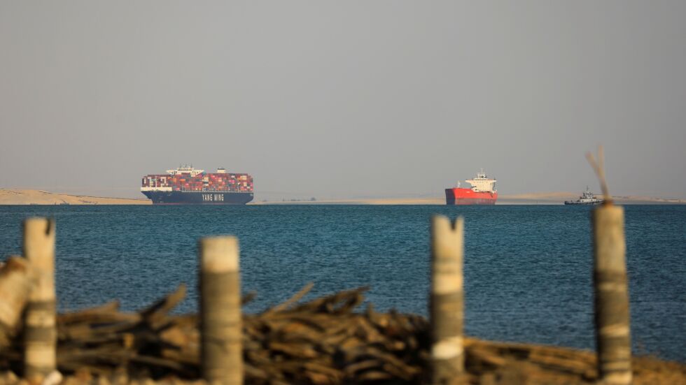 Кораб е заседнал в Суецкия канал