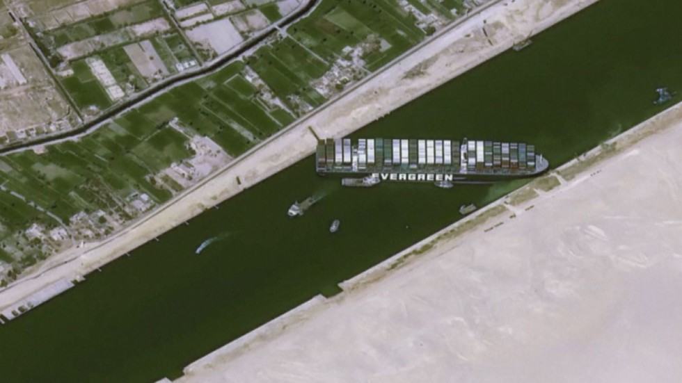Кризата в Суецкия канал: Контейнеровозът все още блокира морския път