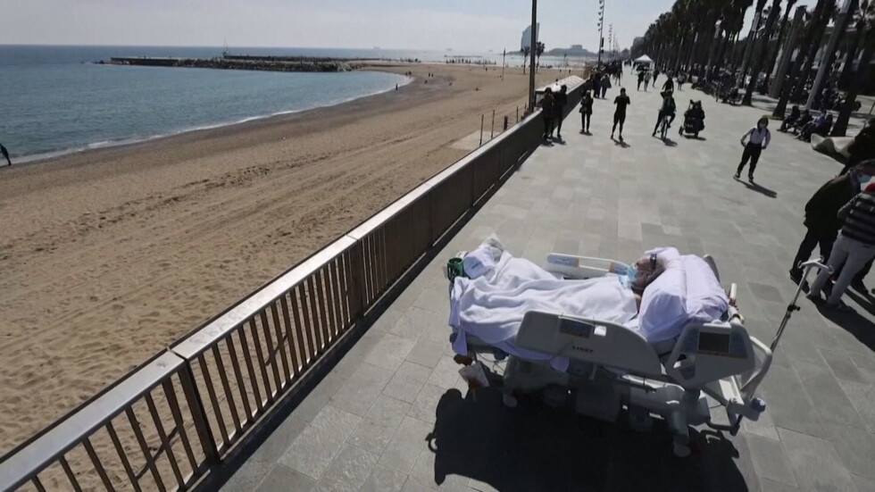 След 114 дни в болница с COVID-19: Пациент беше заведен на плаж с леглото си