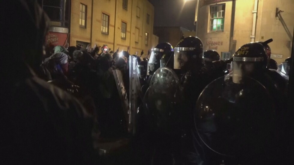 Отново сблъсъци между полиция и протестиращи в Бристол 