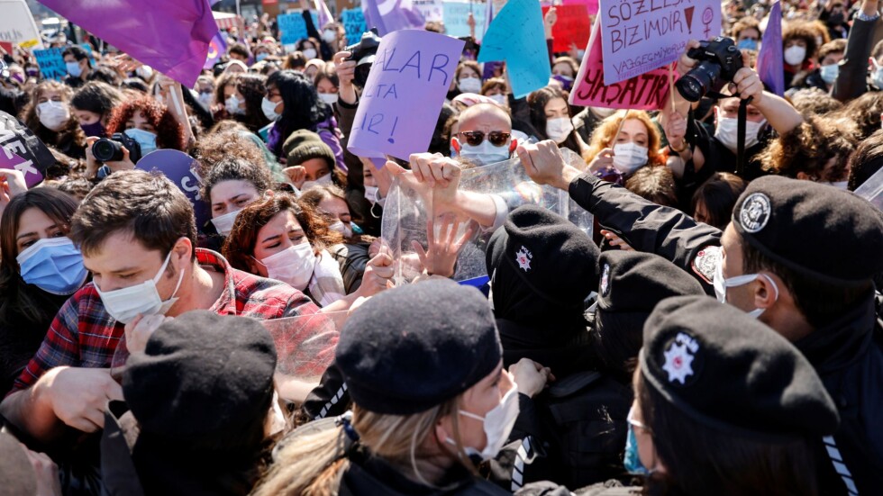 Хиляди жени на протест в Турция срещу оттеглянето от Истанбулската конвенция