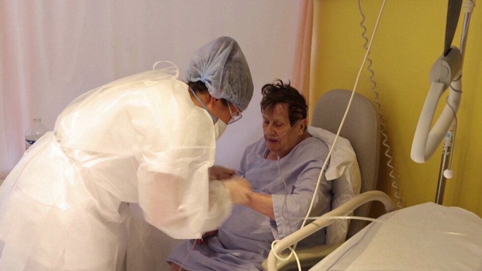 Франция с рекорден брой настанени с коронавирус пациенти в болница