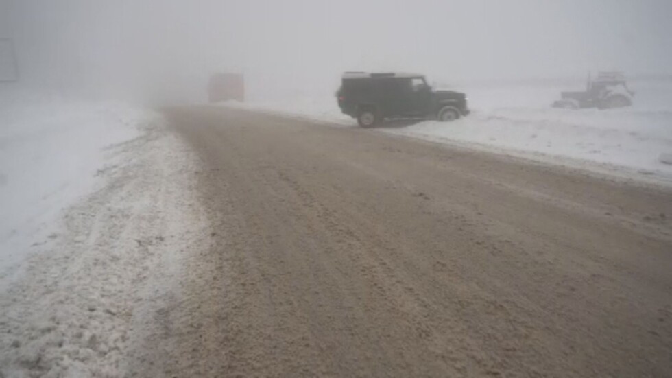 Пътната обстановка: 50 см сняг на Петрохан, опасност от лавини