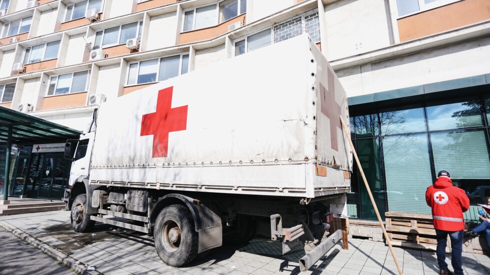 Първите камиони с дарения, събрани от БЧК, тръгват към Украйна