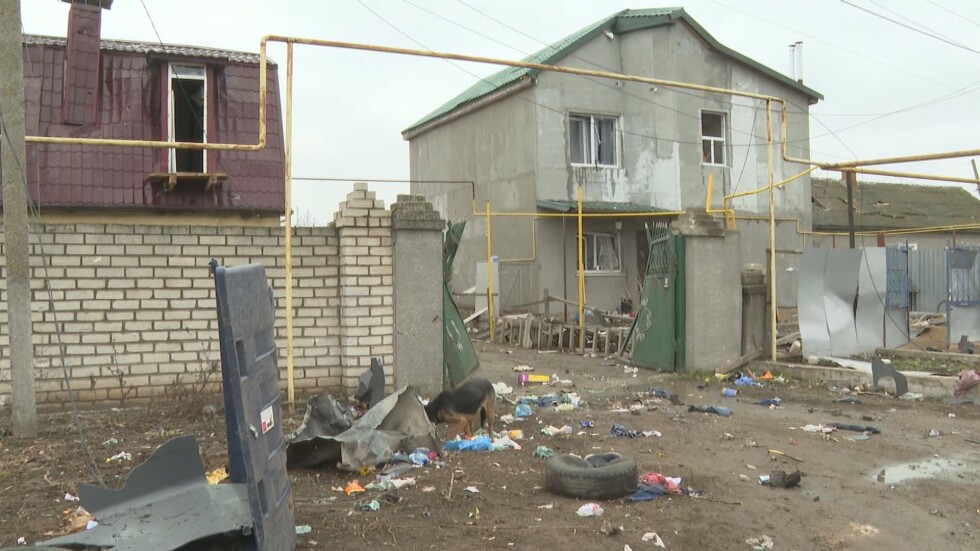 Специалните пратеници на bTV в Одеса: Ракетна атака превърна село край военна база в развалини