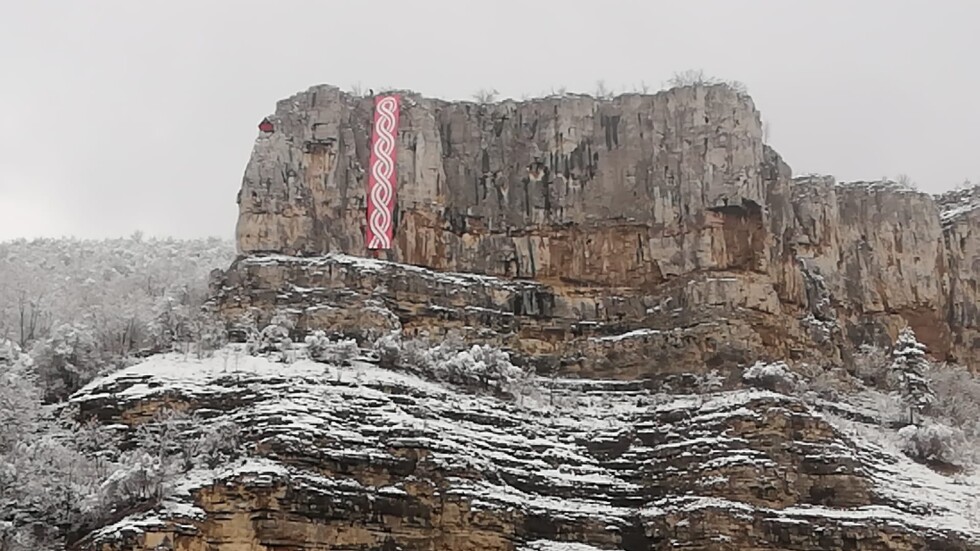 Закичиха скалите край Лакатник с 30-метрова мартеница (СНИМКИ)