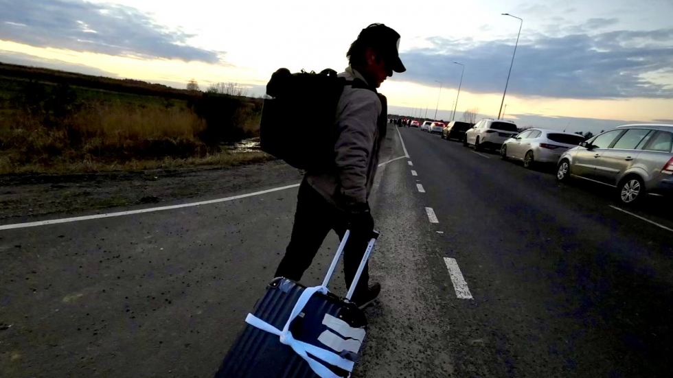 Шон Пен се озова сред хилядите бежанци, като напусна Украйна пеша