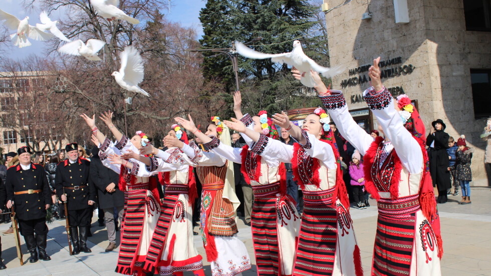 С послание за мир: Бели гълъби полетяха над Благоевград за 3 март (ВИДЕО)