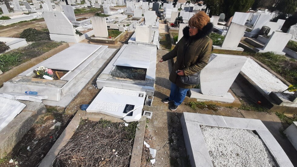 Вандализъм в Пловдив: Деца изпочупиха над 200 надгробни плочи