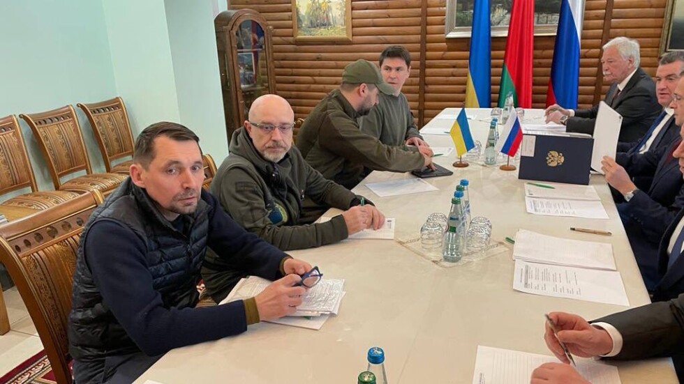 Трудни преговори: Русия и Украйна се споразумяха само за хуманитарни коридори