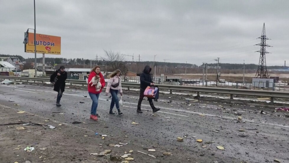 Специалните пратеници на bTV: Огромна бежанска вълна тръгна от Одеса