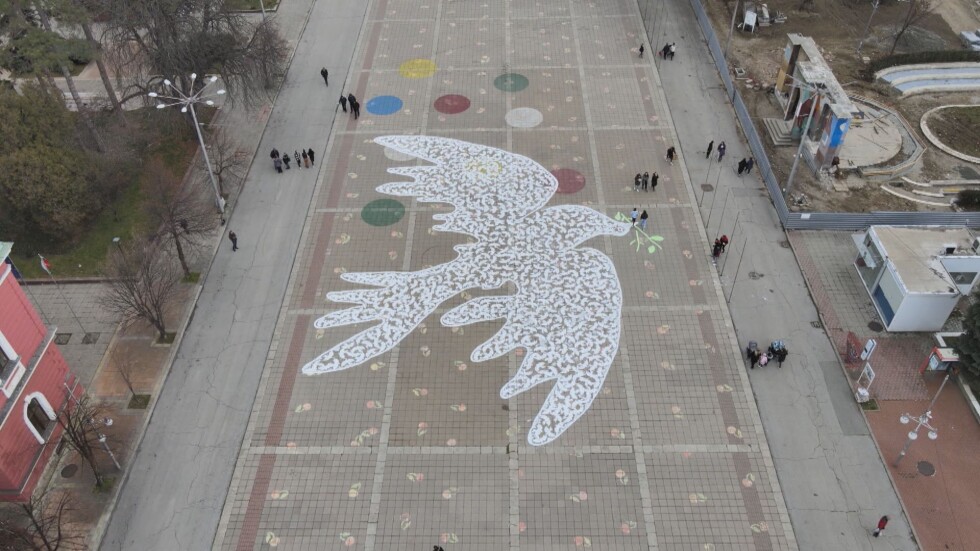 Акции за мир: Художници нарисуваха огромен бял гълъб в Кюстендил