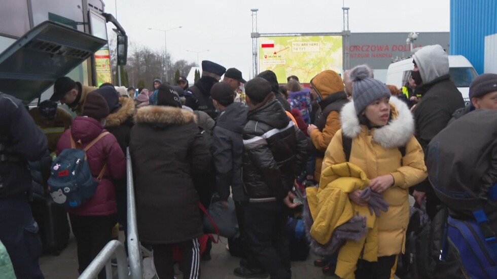 Екип на bTV от границата на Украйна с Полша: Хиляди продължават да търсят спасение 