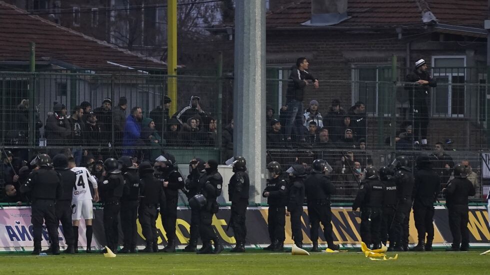 Ексцесии на дербито: Фенове на "Локо" Пд хвърлиха седалки на терена