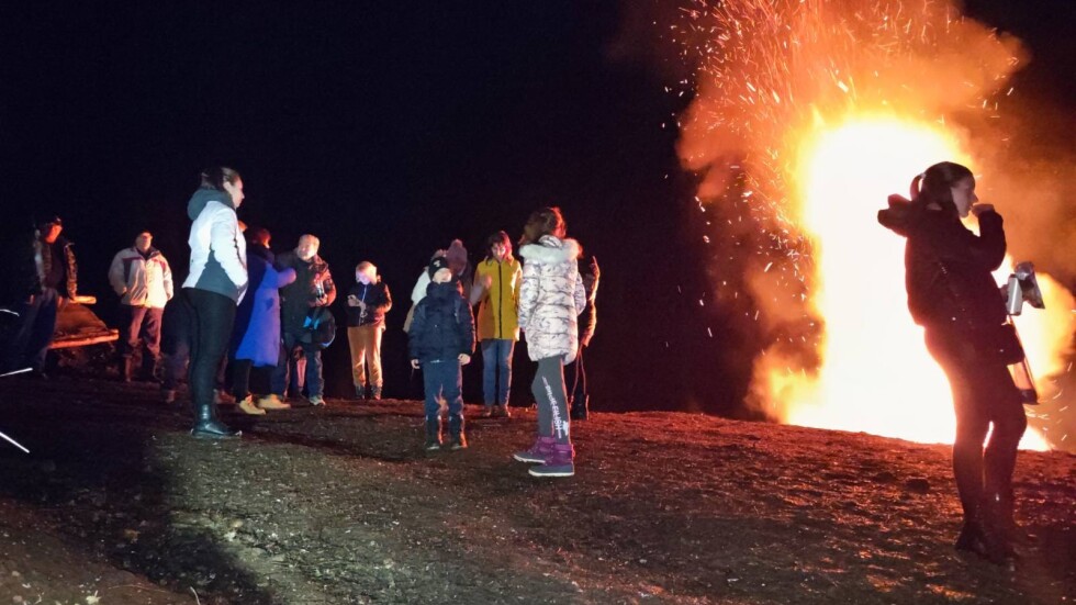 На Сирни Заговезни в Белица гонят злите сили с 10-метров огън 