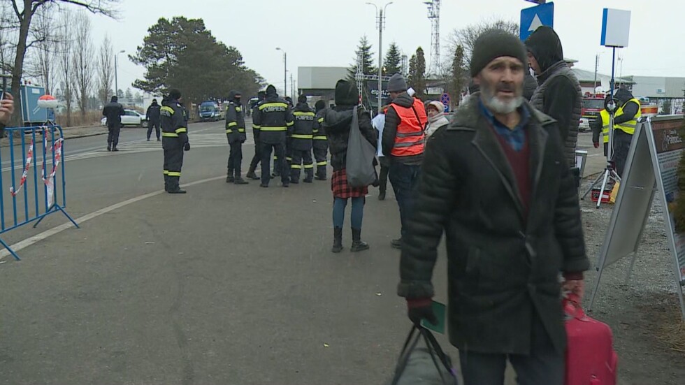 Екип на bTV в Сирет: 8000 украинци са преминали границата с Румъния 