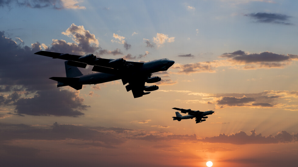 Американски стратегически бомбардировач лети край Корейския полуостров