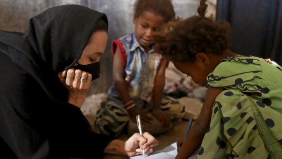 Анджелина Джоли от Йемен: Децата идват на училище гладни, вода има на 15 км