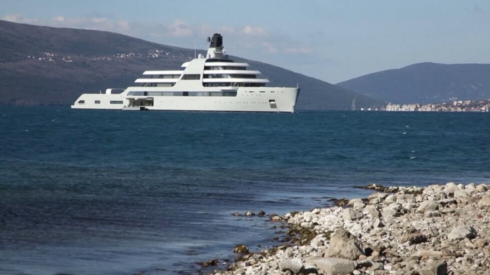 Яхтата на Абрамович е закотвена в пристанище в Черна гора