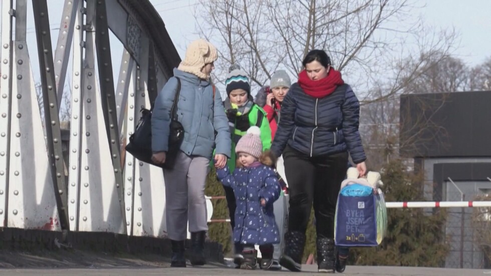 Бежанците от Украйна у нас: Бавят се процедурите за медицинска помощ, работа и училище