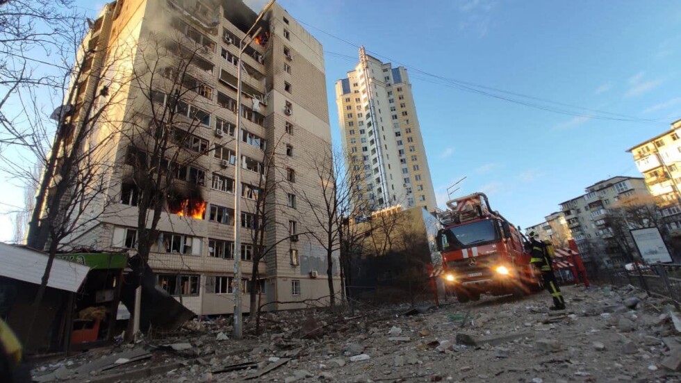 Обстрел на 12-етажна жилищна сграда в Киев (СНИМКИ) 